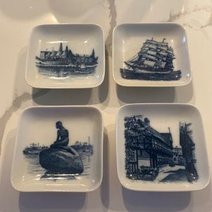 Antique, Vintage 1950s Royal Copenhagen
Dimensions 3.4ʺW × 0.5ʺD × 3.4ʺH